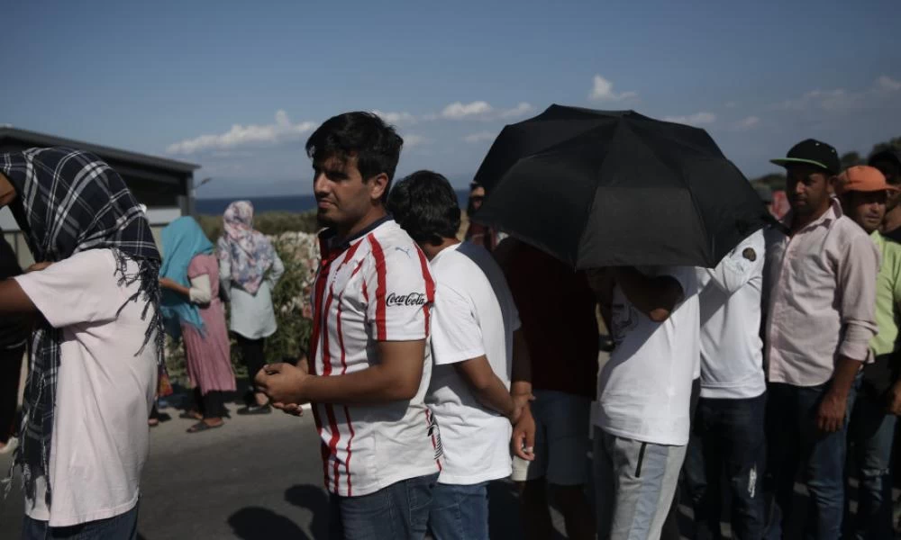 Μετανάστες ψάχνουν κάθε πιθανή διέξοδο για Μυτιλήνη